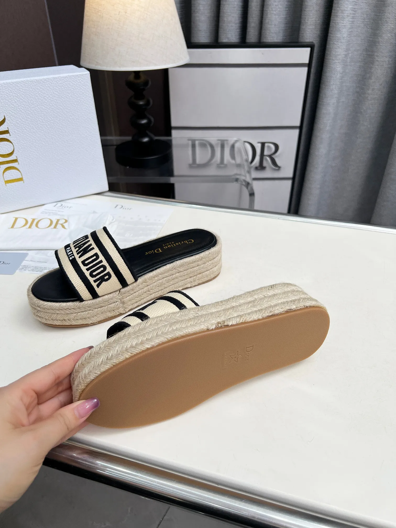 👟👟Ex-factory price 420👟👟 Dior's new spring and summer IVIETA DWAY jelly-colored flat-soled one-slip women's shoes with CD letter logo three-dimensional embroidery thick-soled round-toe open-toe slippers. The original version is developed to be the top version on the market. It feels soft and delicate on the feet and is extremely comfortable. Material: Upper imported raffia electric embroidery high-temperature water-soluble cotton technical fabric + water-dyed cowhide foot pad lining + original consistent combination outsole Outsole: original outsole Size: 35-42 (40.41.42 custom-made, non-refundable and non-exchangeable)